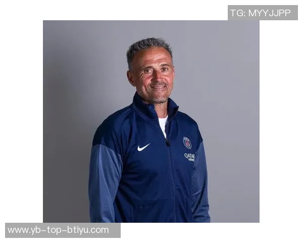 巴黎圣日耳曼全新2025-26赛季第四球衣发布尽显优雅与时尚魅力 巴黎圣日耳曼全新2025-26赛季第四球衣发布尽显优雅与时尚魅力