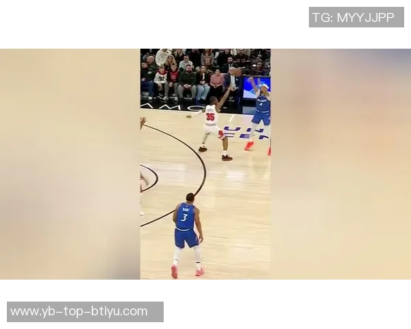 怀特首节火力全开半场贡献18分3板3助表现抢眼状态火热