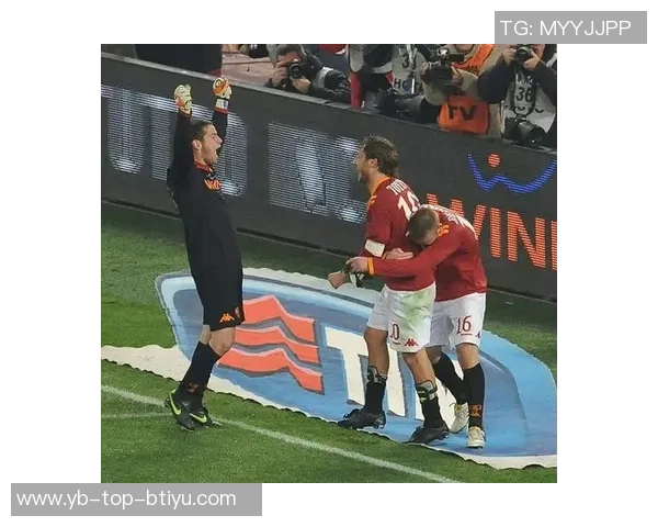 昔日罗马太太团重聚托蒂德罗西前妻携现任伴侣共享度假时光