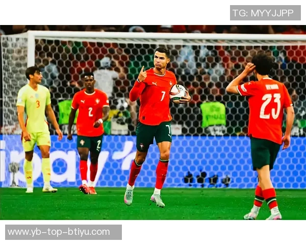 C罗因国家队停赛缺席FIFA投票B席代为投票引关注